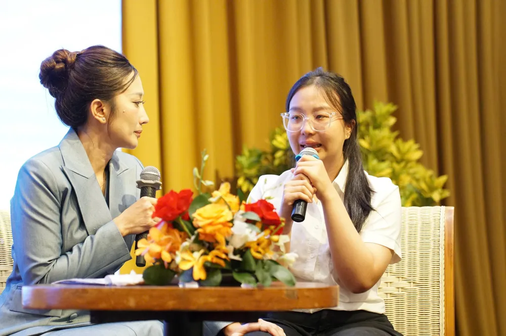 Tân sinh viên xúc động, bất khóc tại chương trình 'Tiếp sức đến trường' sáng nay.