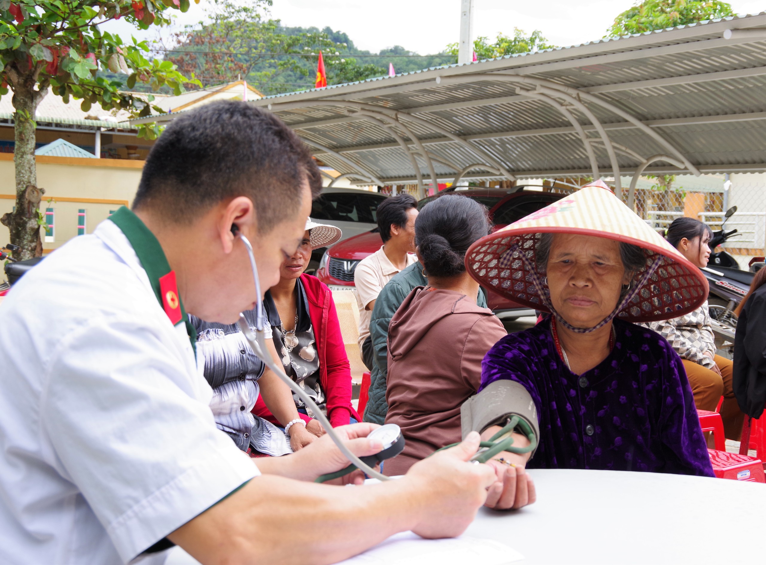 1.300 người dân vùng biên Quảng Trị xúc động được quân y khám, phát thuốc - Ảnh 1.