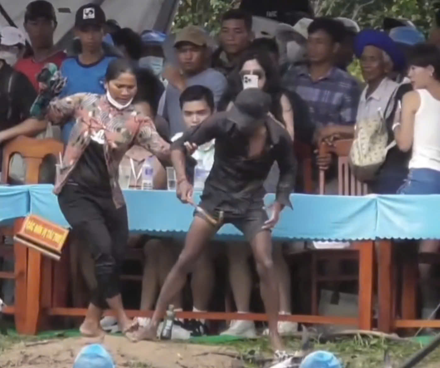 Nài bò "nổi loạn" tại hội đua bò ở miền Tây gây xôn xao mạng xã hội 2 Nài bò giận dữ vì cho rằng bị xử ép tại Hội đua bò Chùa Rô - Ảnh 2.