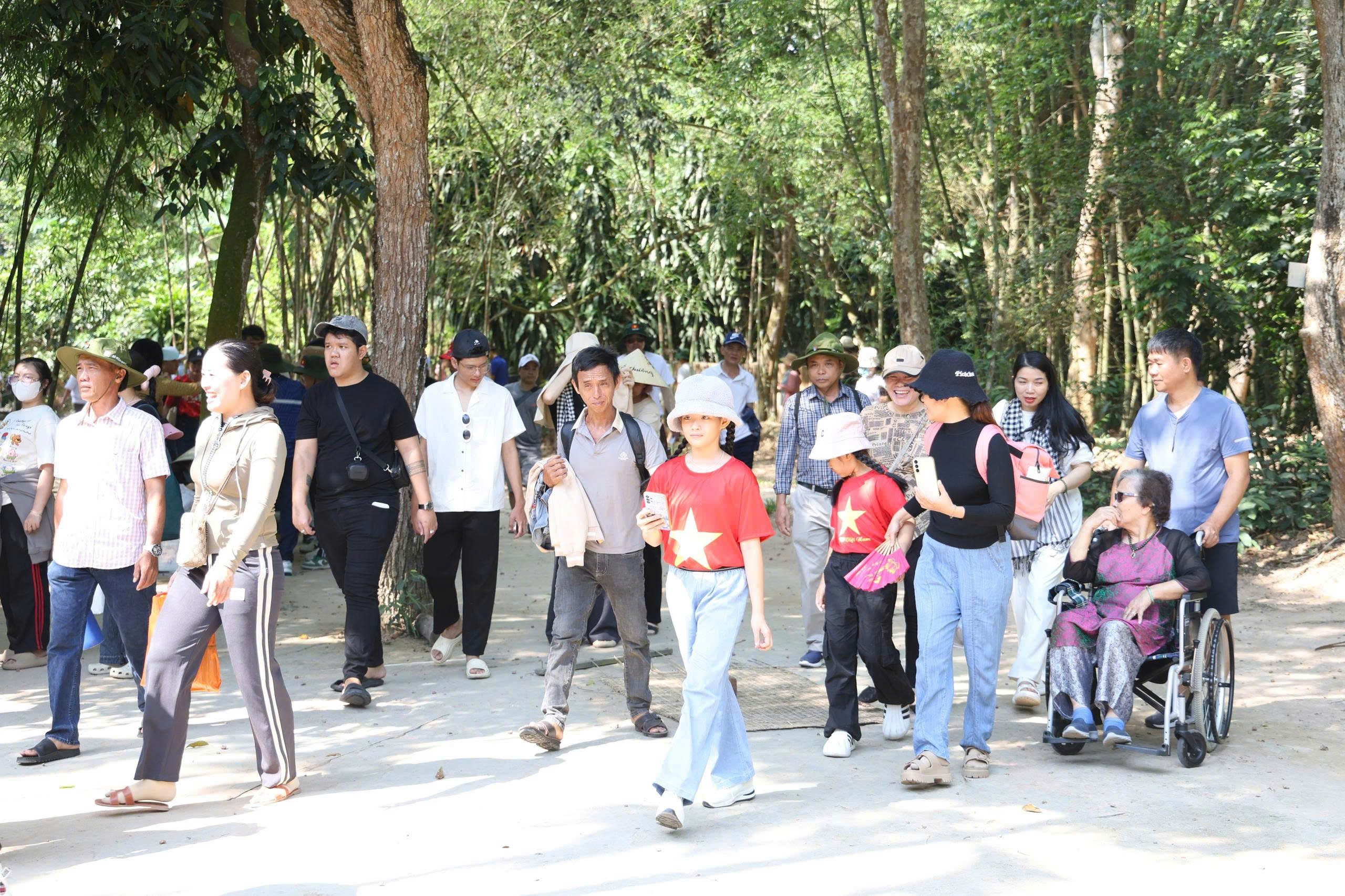 Lễ 2-9, nhiều điểm đến ở TP HCM nhộn nhịp khách du lịch- Ảnh 11.