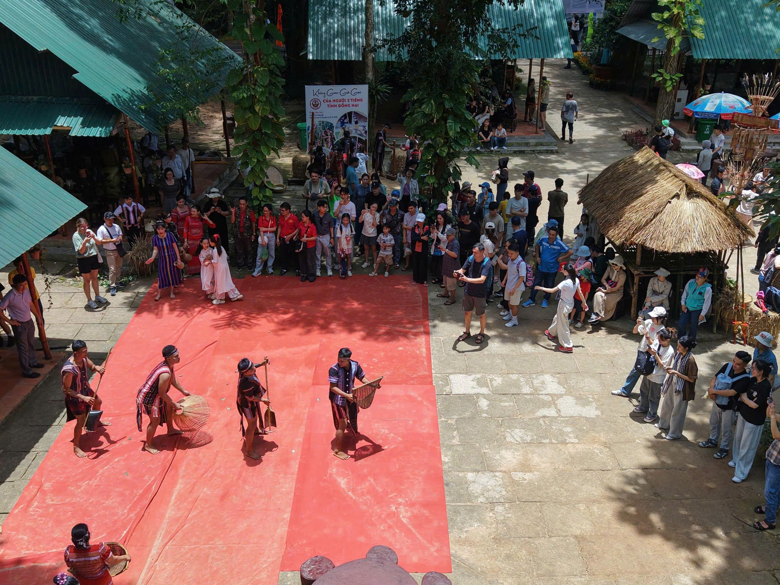 Lễ 2-9, nhiều điểm đến ở TP HCM nhộn nhịp khách du lịch- Ảnh 12.