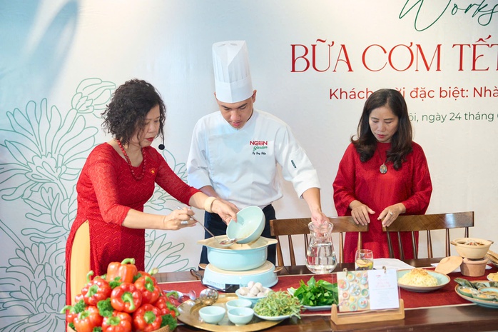 1756819941 401 Bua com Tet Doc lap danh thuc nhung ky uc