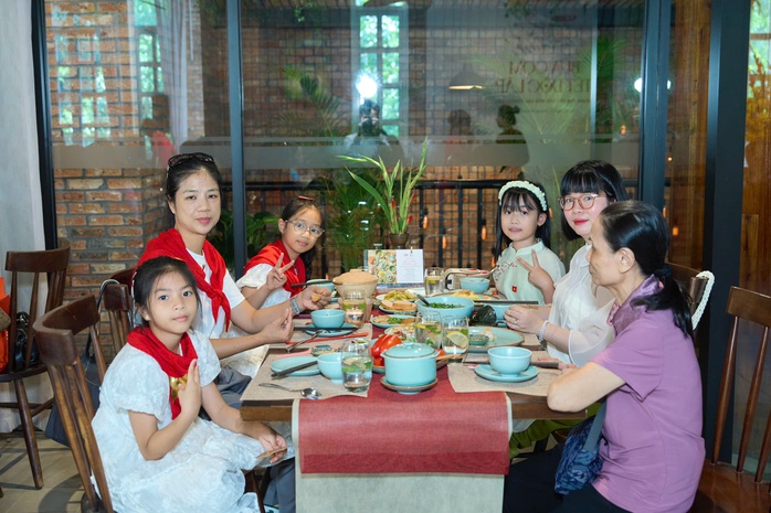 1756819943 976 Bua com Tet Doc lap danh thuc nhung ky uc