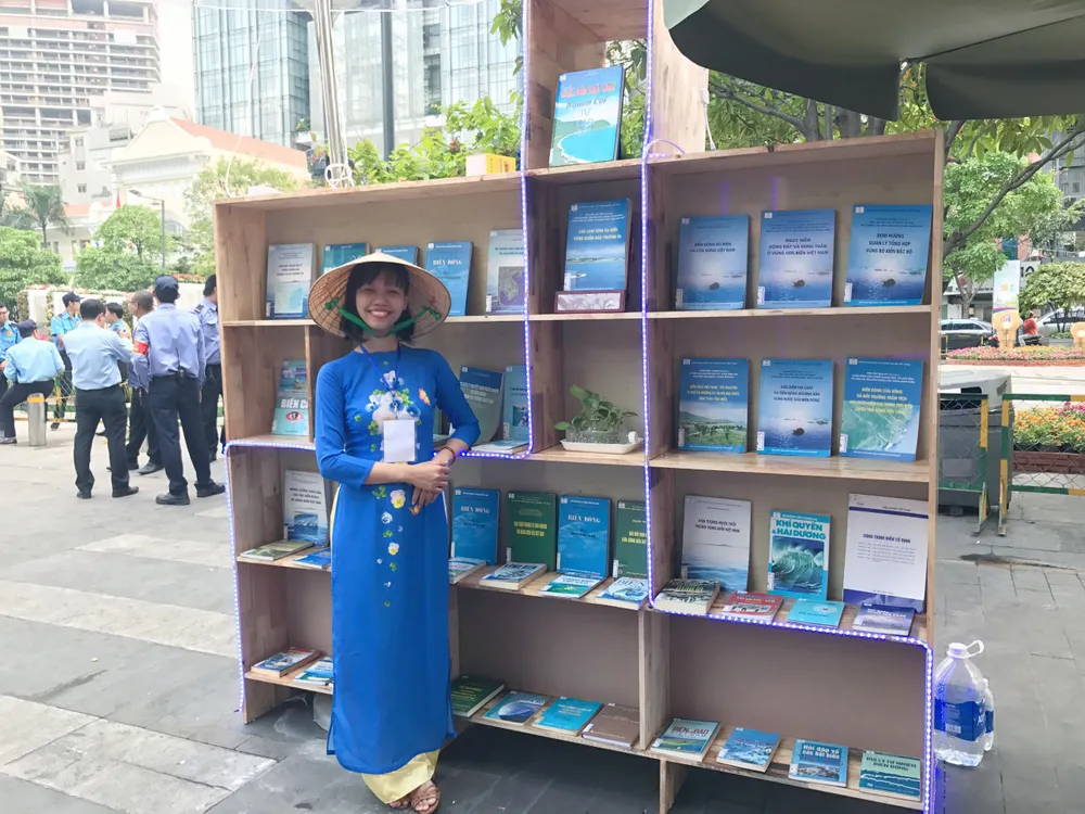 Tác giả ở đường sách. Tác giả ở đường sách.