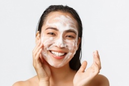 7 sai lầm rửa mặt làm da xấu đi từng ngày