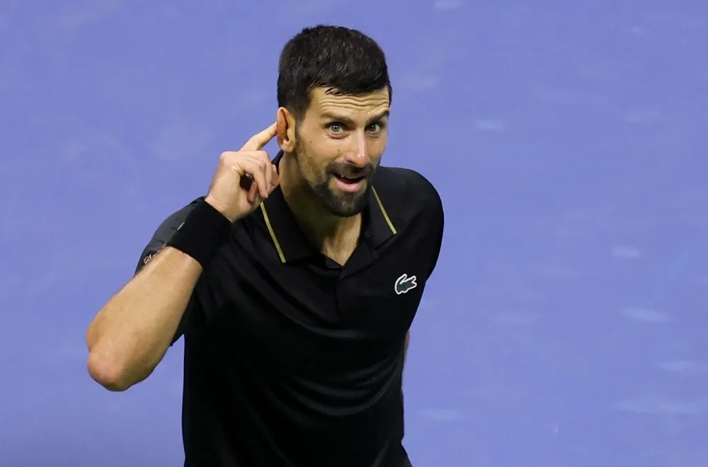 Một trong những động thái mà Djokovic khiến khán giả Mỹ "nóng mặt". Ảnh: ATP Djokovic đấu khẩu với khán giả Mỹ