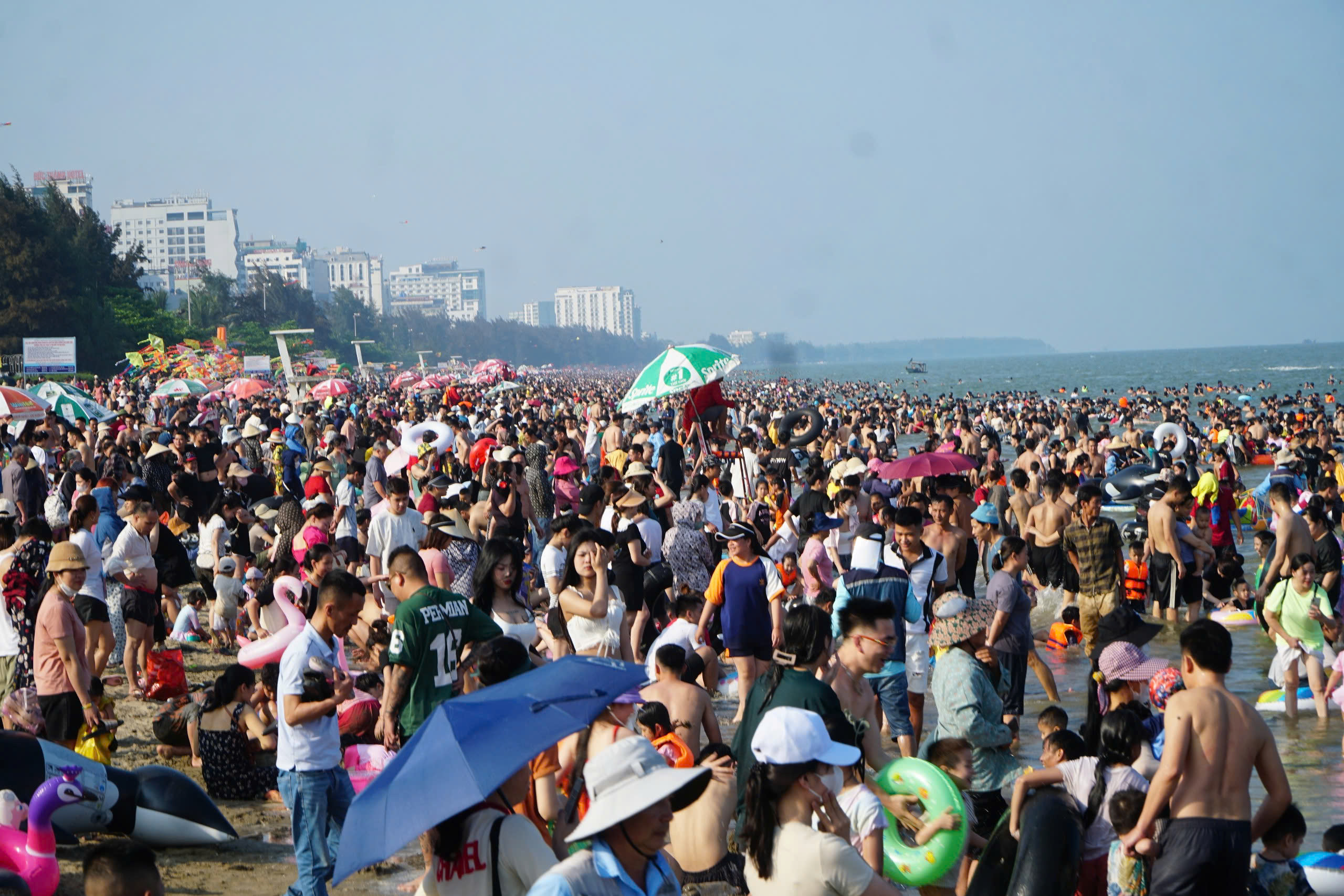 Thành phố bé nhất Việt Nam đón gần 1 triệu khách du lịch dịp lễ 30-4 và 1-5- Ảnh 2.