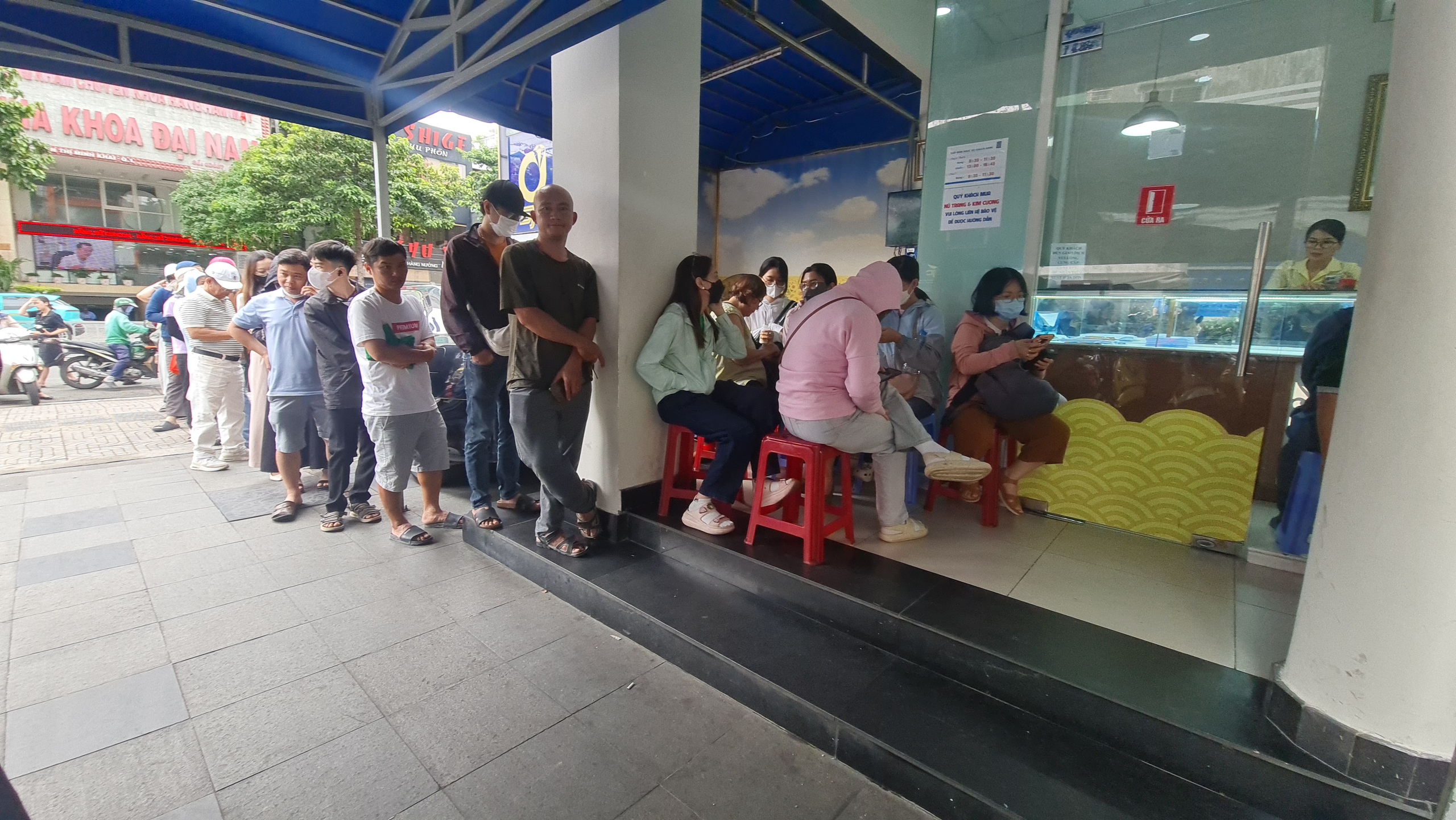 Giá vàng vượt 140 triệu đồng, chuyên gia cảnh báo nóng khi xếp hàng mua vào thời điểm này- Ảnh 2. Giá vàng vượt 140 triệu đồng, chuyên gia cảnh báo nóng khi xếp hàng mua vào thời điểm này- Ảnh 2.