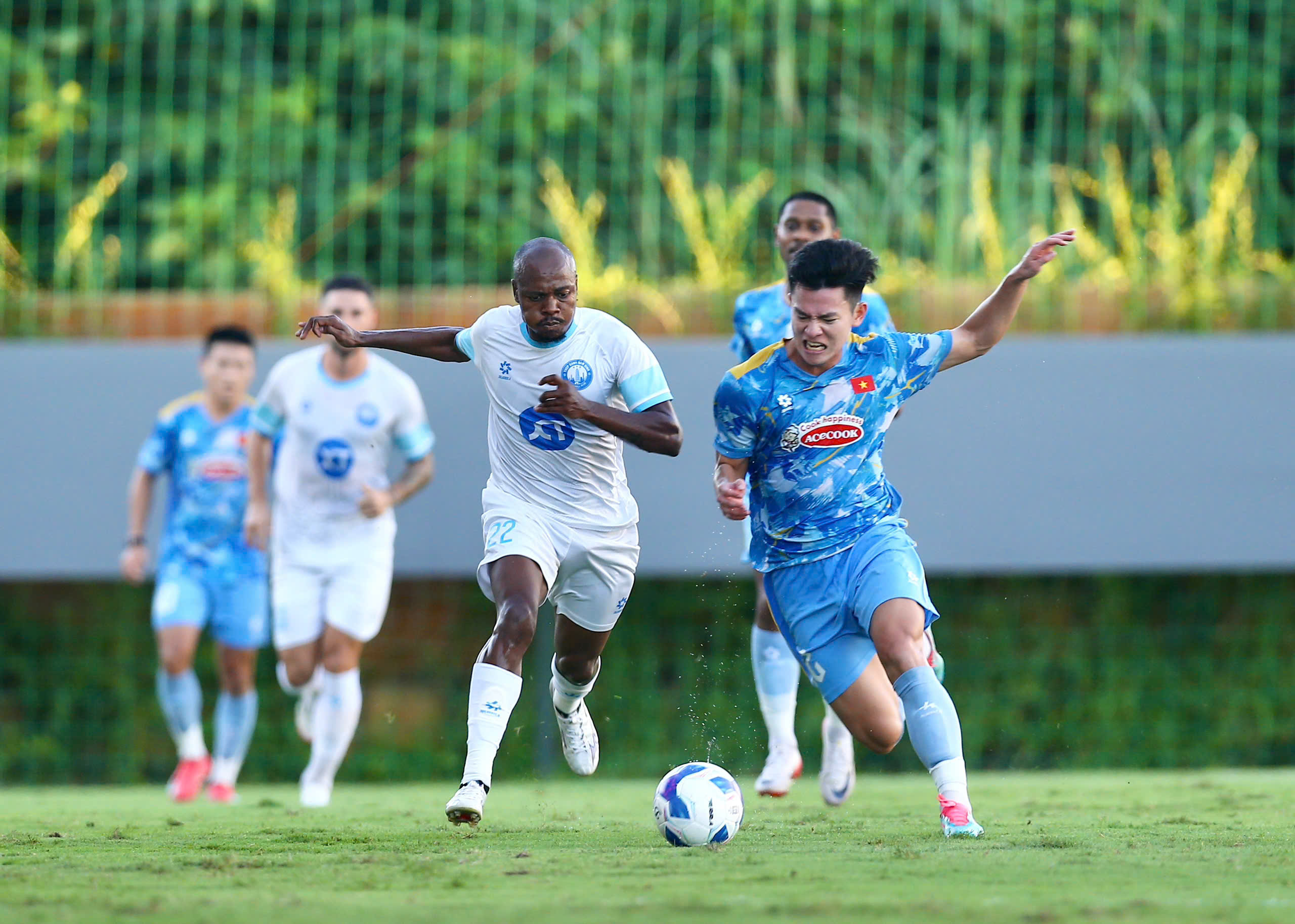 Đội tuyển Việt Nam xây hàng thủ toàn 'Tây': Quyết thắng Malaysia và vô địch AFF Cup- Ảnh 2. Đội tuyển Việt Nam xây hàng thủ toàn 'Tây': Quyết thắng Malaysia và vô địch AFF Cup- Ảnh 2.