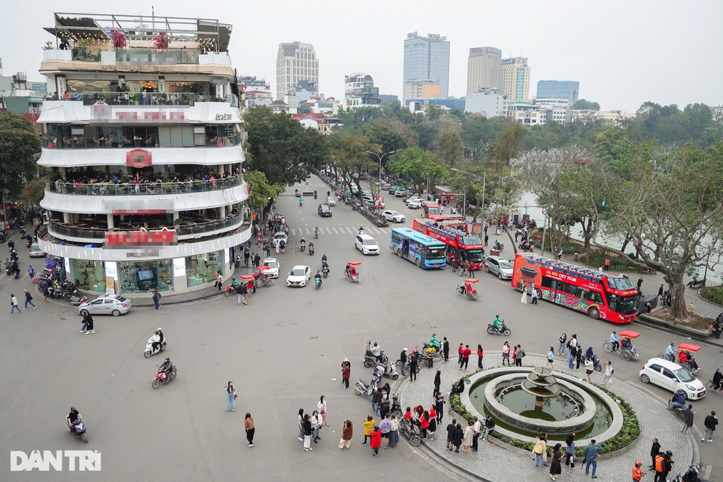 Quảng trường Đông Kinh Nghĩa Thục trước và sau khi phá bỏ tòa Hàm cá mập - 2 Quảng trường Đông Kinh Nghĩa Thục trước và sau khi phá bỏ tòa Hàm cá mập - 2