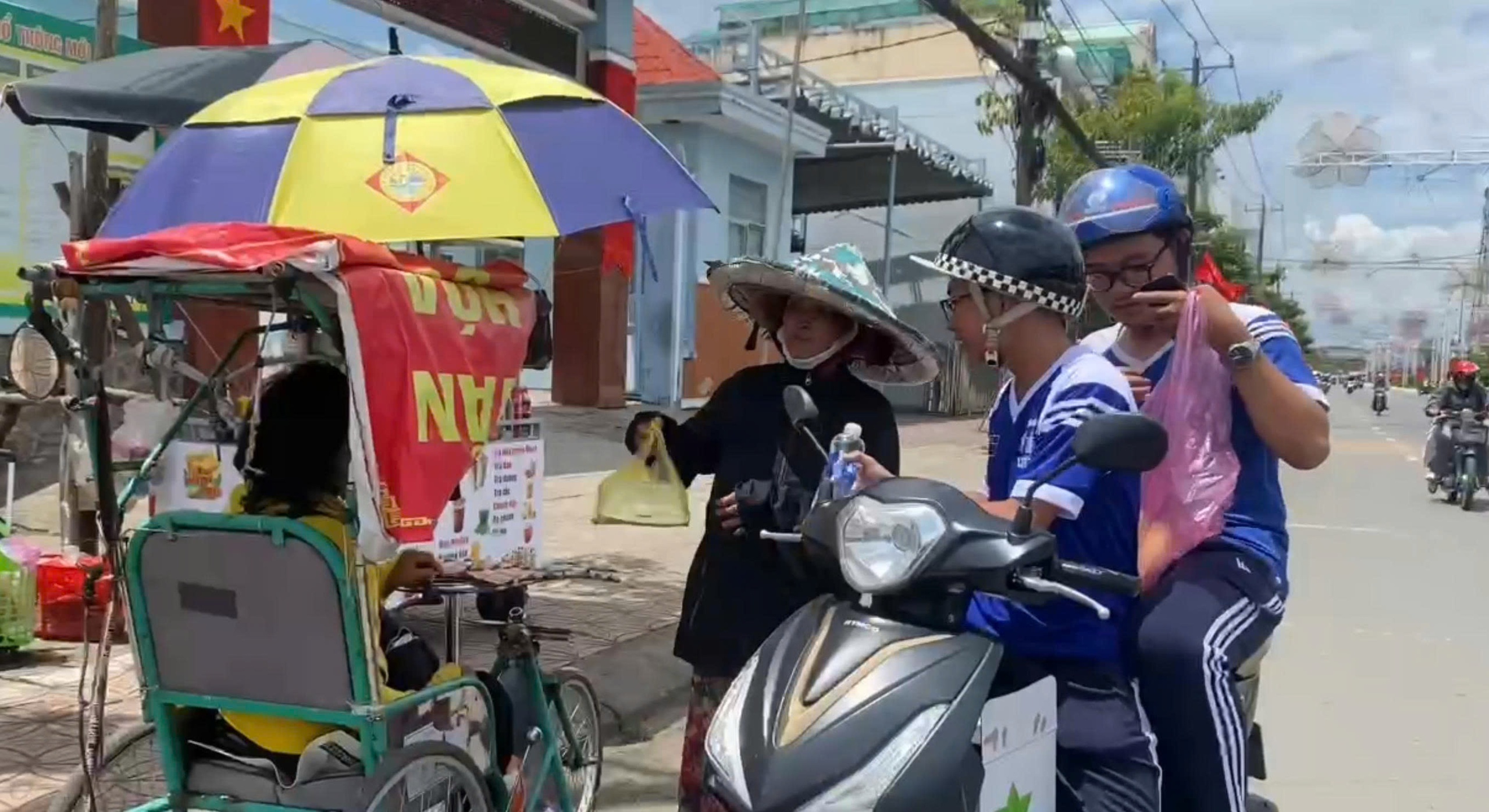 Video 16 giây gây bất ngờ về cách tiêu tiền của học sinh- Ảnh 4. Video 16 giây gây bất ngờ về cách tiêu tiền của học sinh- Ảnh 4.