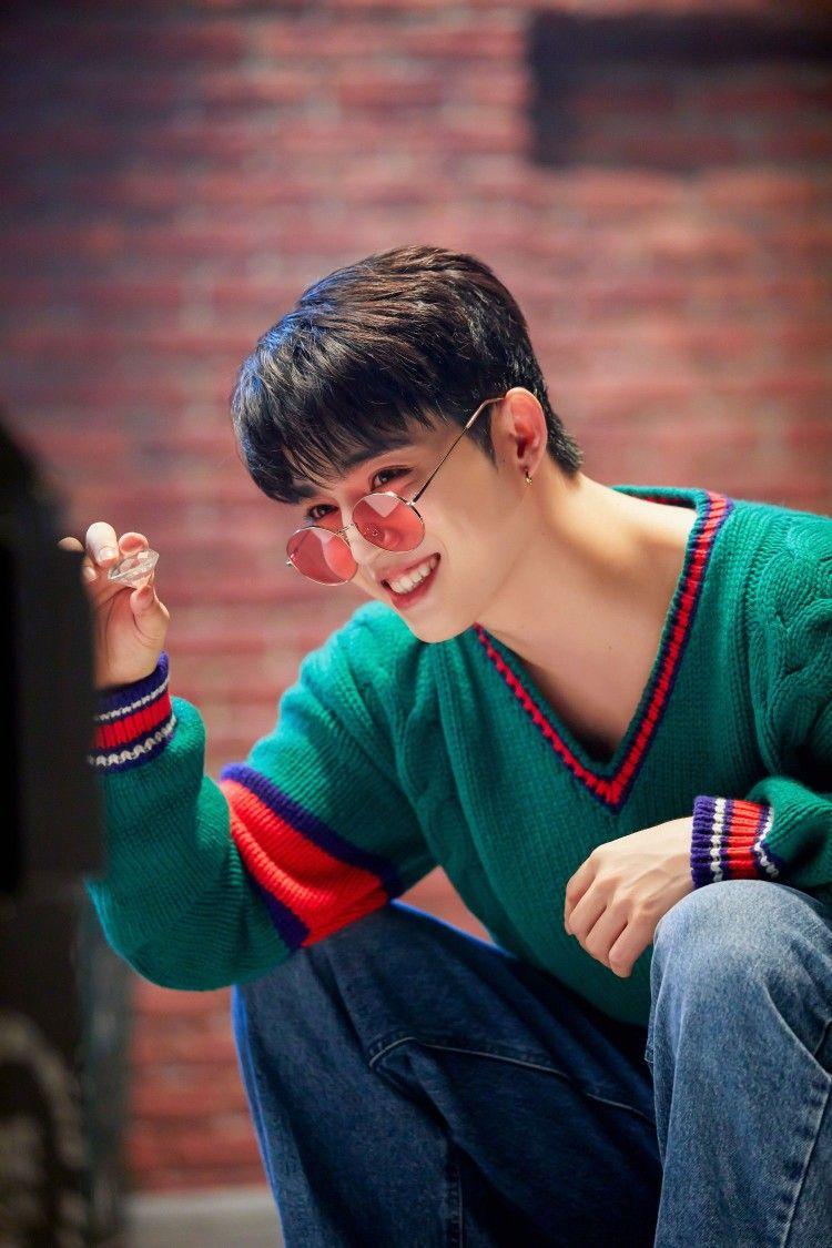 Khi dàn sao quỳ gối xin lỗi khán giả trên sân khấu: Tuấn Hưng nguyện đền bù mọi chi phí, MC nổi tiếng nhất showbiz bị mỉa mai là “diễn sâu”- Ảnh 5.