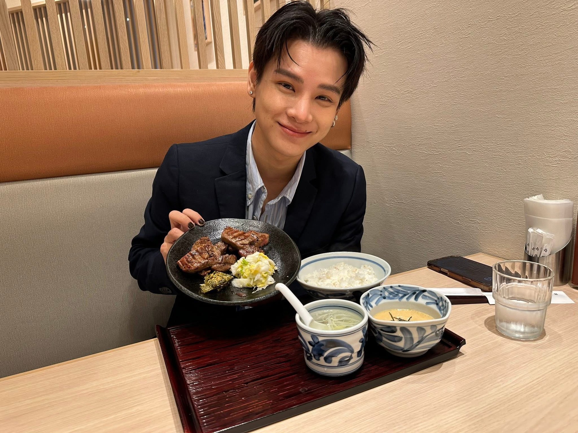 Có 1 Anh Trai hack tuổi đỉnh nhất mùa 2: Visual không góc chết, trẻ như này ai nghĩ đồng niên với B Ray- Ảnh 2.