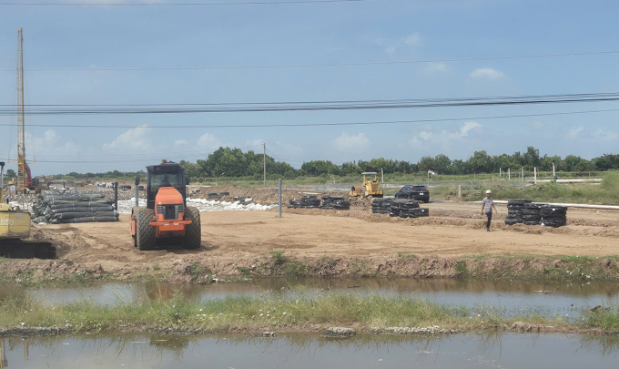 Thi công đoạn cao tốc Châu Đốc - Cần Thơ - Sóc Trăng, đoạn qua tỉnh Sóc Trăng cũ. Ảnh: An Bình