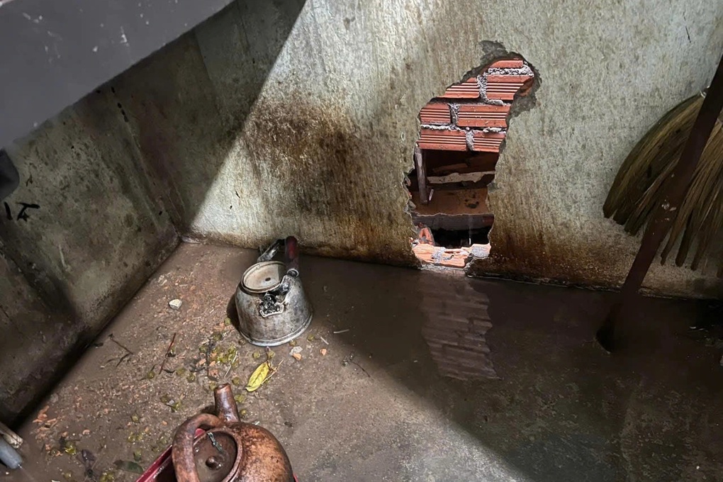 Nước từ đường tràn ào ào vào nhà, dân đục tường giải nguy - 2