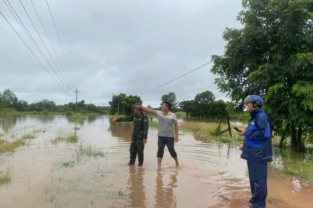Nước từ đường tràn ào ào vào nhà, dân đục tường giải nguy - 3