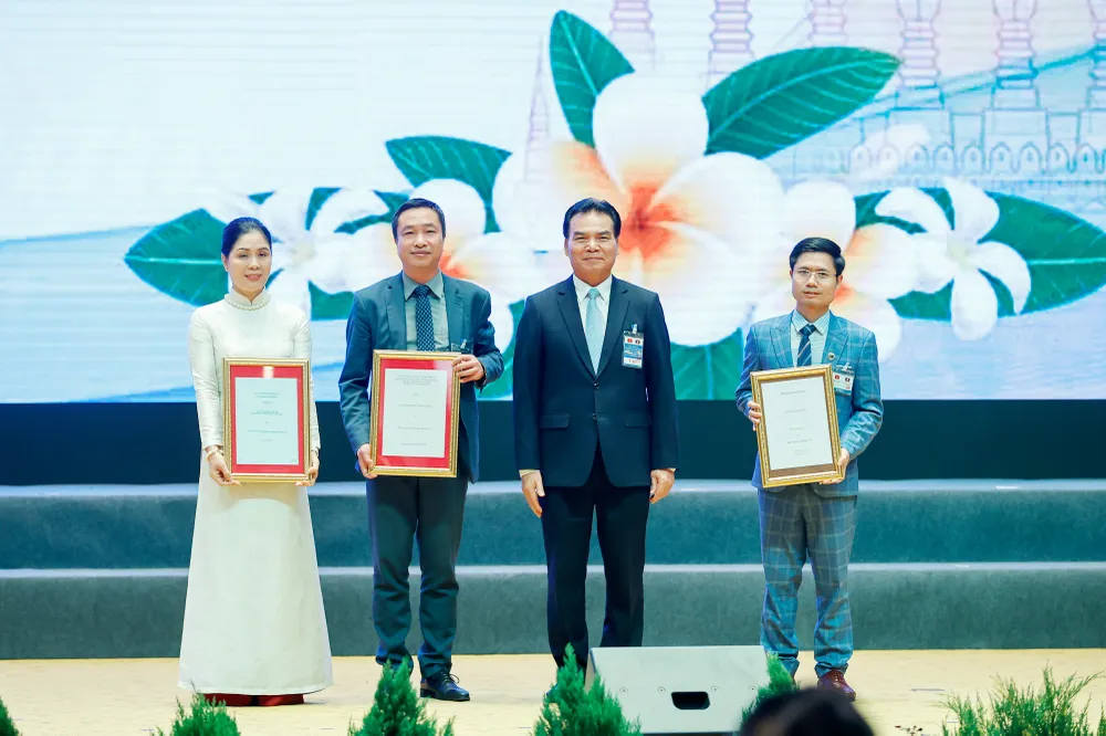 Lãnh đạo Bộ Kế hoạch và Đầu tư Lào trao hợp đồng tô nhượng dự án điện gió Savan 1 cho ông Nguyễn Thái Hà, Tổng Giám đốc Công ty TNHH MTV Điện gió Savan 1 (thứ hai từ trái sang). (Ảnh: VGP) Ảnh 4.jpg