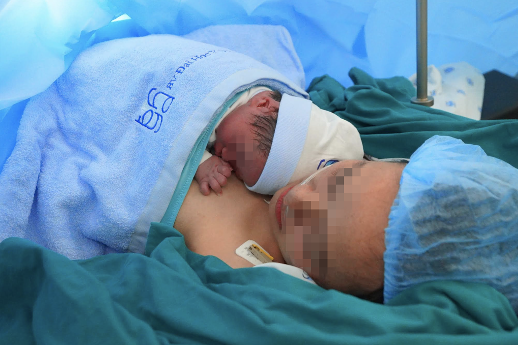 Bệnh viện ở TPHCM lần đầu làm thủ thuật cực kỳ hiếm cứu con trong bụng mẹ - 2