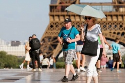Tháp Eiffel đóng cửa khi nắng nóng bao trùm châu Âu