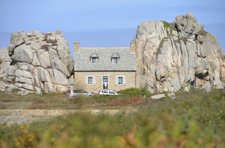 Ngôi nhà kỳ lạ quay lưng vào biển, kẹp giữa 2 khối đá khổng lồ 4 Dù có vị trí đặc biệt, song ngôi nhà nghỉ dưỡng này vẫn thuộc sở hữu tư nhân. Ảnh: Tripadvisor