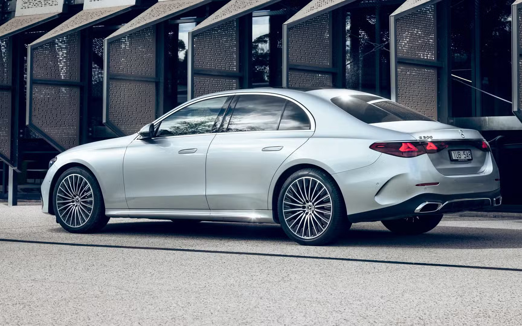 Mercedes-Benz E-Class - Ảnh 4.