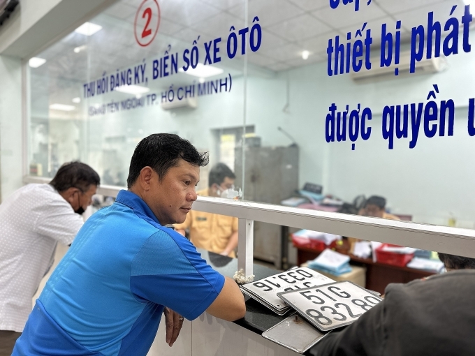 Người dân làm thủ tục đăng ký xe tại Đội Đăng ký, quản lý phương tiện giao thông cơ giới đường bộ ở quận Bình Thạnh, TP HCM. Ảnh: Phạm Trung