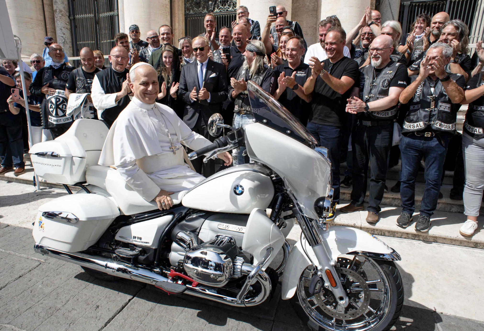 Điểm đặc biệt trên chiếc BMW R 18 Transcontinental dành tặng Giáo hoàng Leo XIV - Ảnh 5.