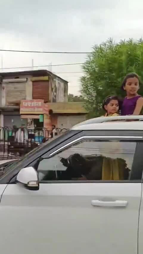 Bé trai đập đầu vào barie khi đứng thò người qua cửa sổ trời