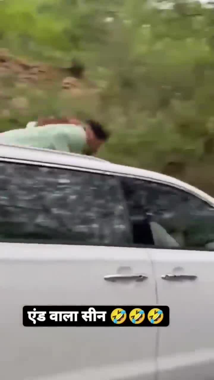 Ngã gập người khi đứng thò qua cửa sổ trời ôtô