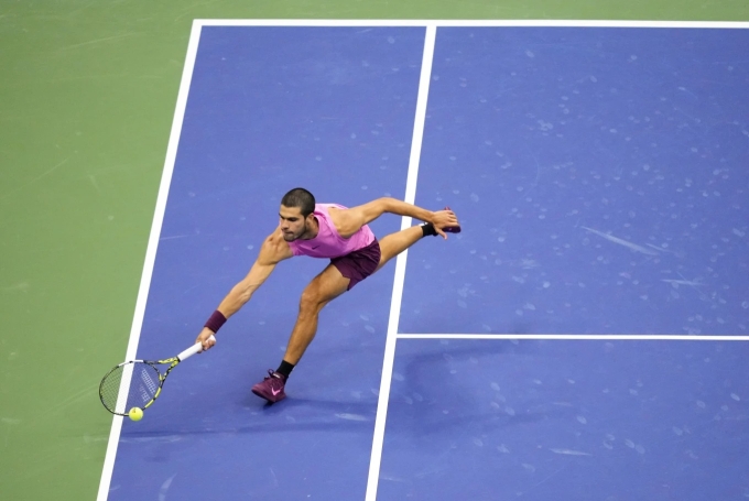 Alcaraz chạy đỡ bóng trong trận chung kết Mỹ Mở rộng 2025. Ảnh: AP