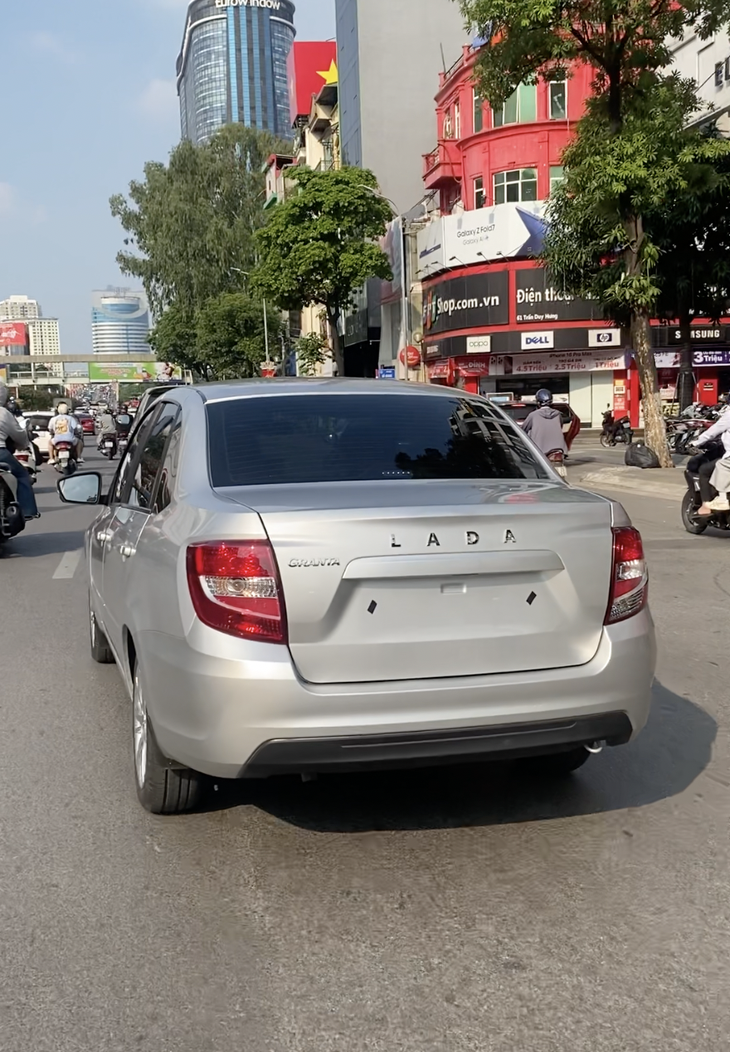 Lada Granta lộ diện trên phố Việt: Thiết kế 'cổ lỗ', thiếu nhiều trang bị, giá dự kiến 360 triệu 2 Lada Granta - Ảnh 2.