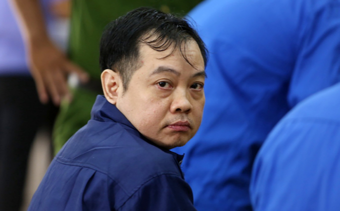 Bị cáo Lê Anh Xuân, chủ quán karaoke bị cháy tại phiên tòa sơ thẩm hồi tháng 10/2024. Ảnh: Phước Tuấn