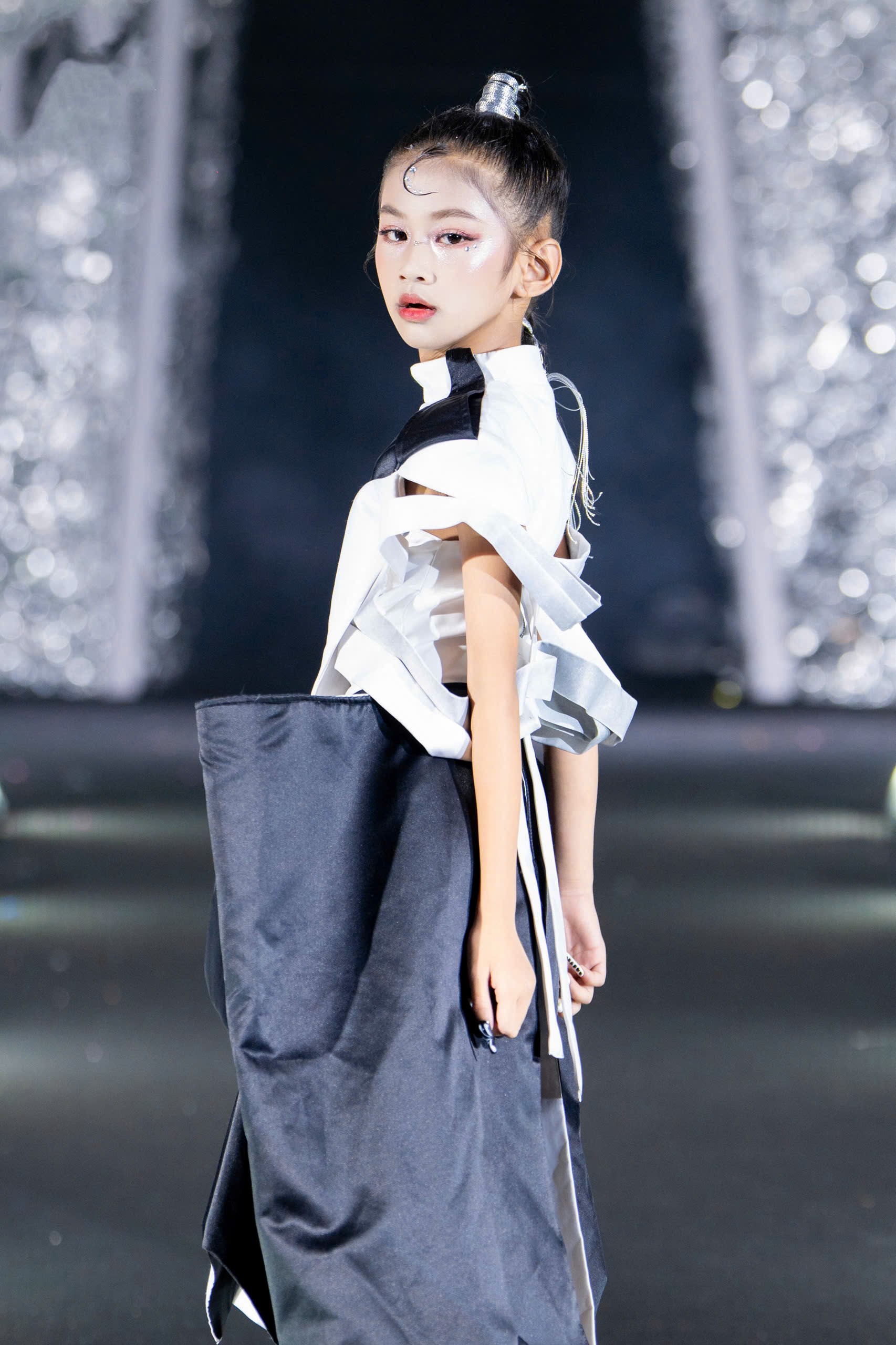 CLB mẫu nhí Ban Mê Model thần thái trên sàn diễn thời trang 2 z6988402366142-c91a0d63df0ec5ce355f2f27a878c9fb-1757303343.jpg