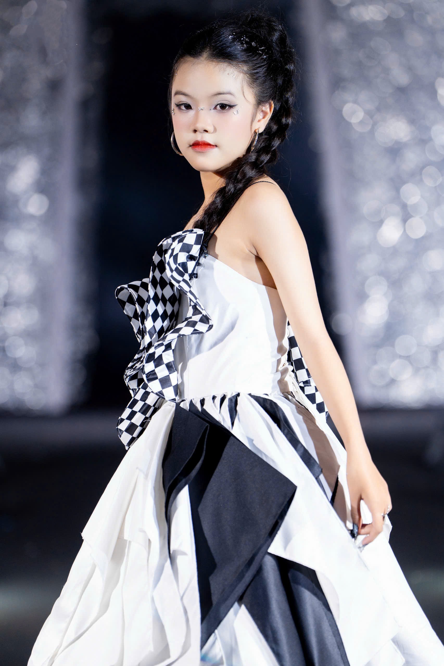 CLB mẫu nhí Ban Mê Model thần thái trên sàn diễn thời trang 3 z6988402326344-5be9070e00860b7b3ddfe9aa8345ab49-1757303343.jpg