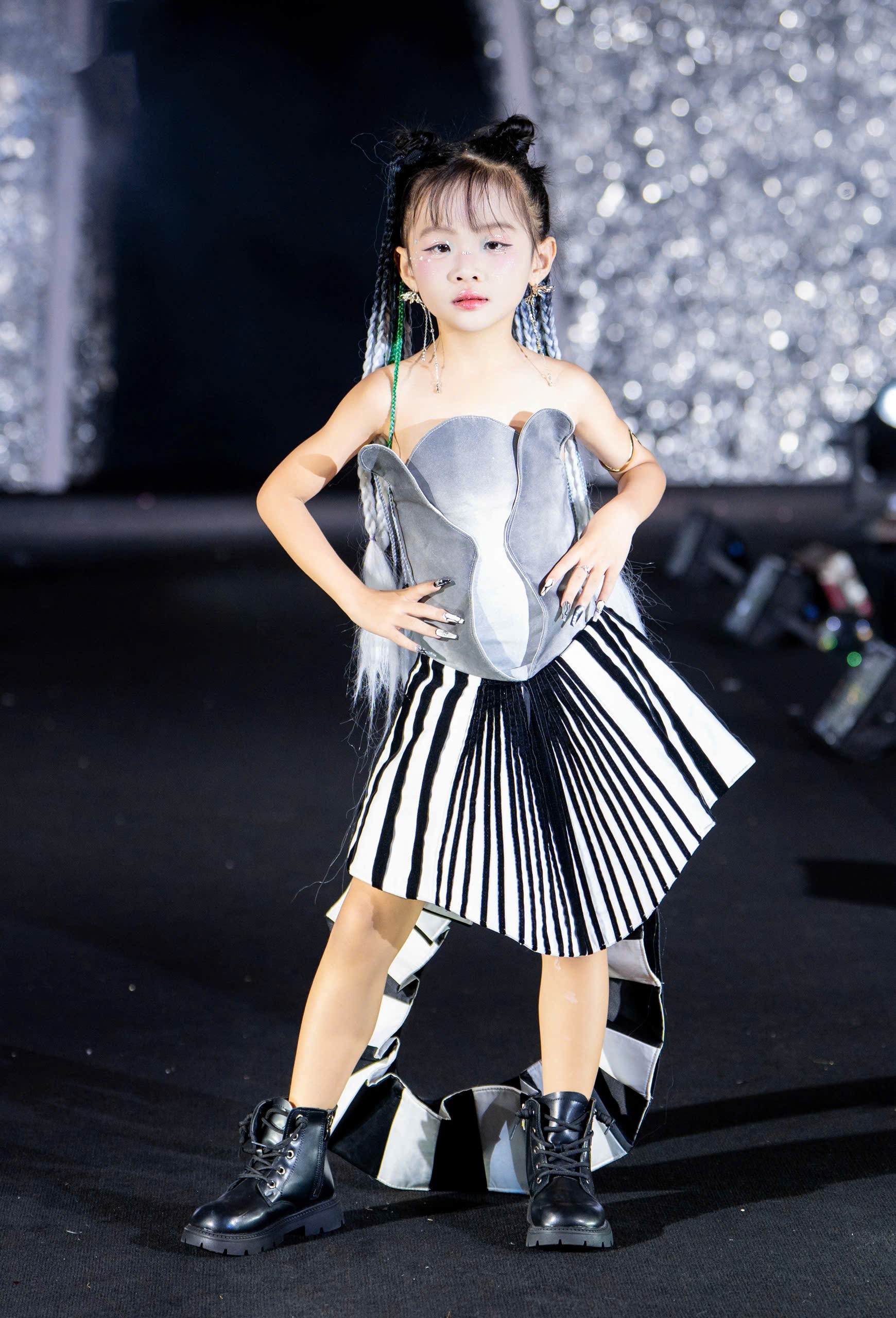 CLB mẫu nhí Ban Mê Model thần thái trên sàn diễn thời trang 5 z6988402360009-7d8ae858e6db755d0fc90fbbdfeb7189-1757303344.jpg