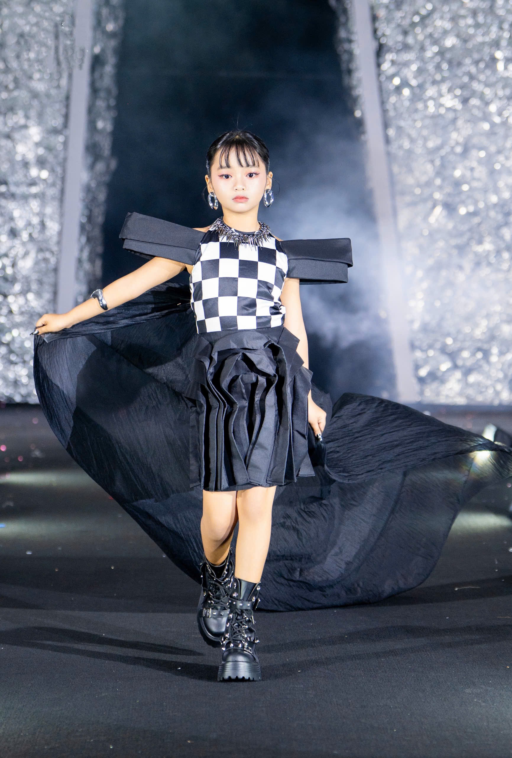 CLB mẫu nhí Ban Mê Model thần thái trên sàn diễn thời trang 6 z6988402397538-abbc3b602956a38c95fd51009eefba0f-1757303345.jpg