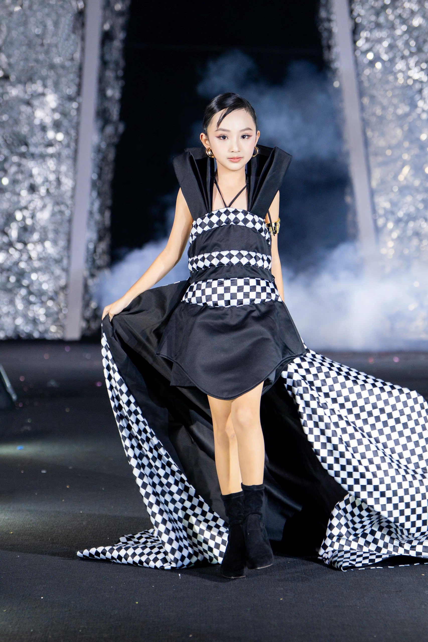 CLB mẫu nhí Ban Mê Model thần thái trên sàn diễn thời trang 7 z6988402404987-92e81127dc1c33c4abb0d2c54dba2da0-1757303345.jpg