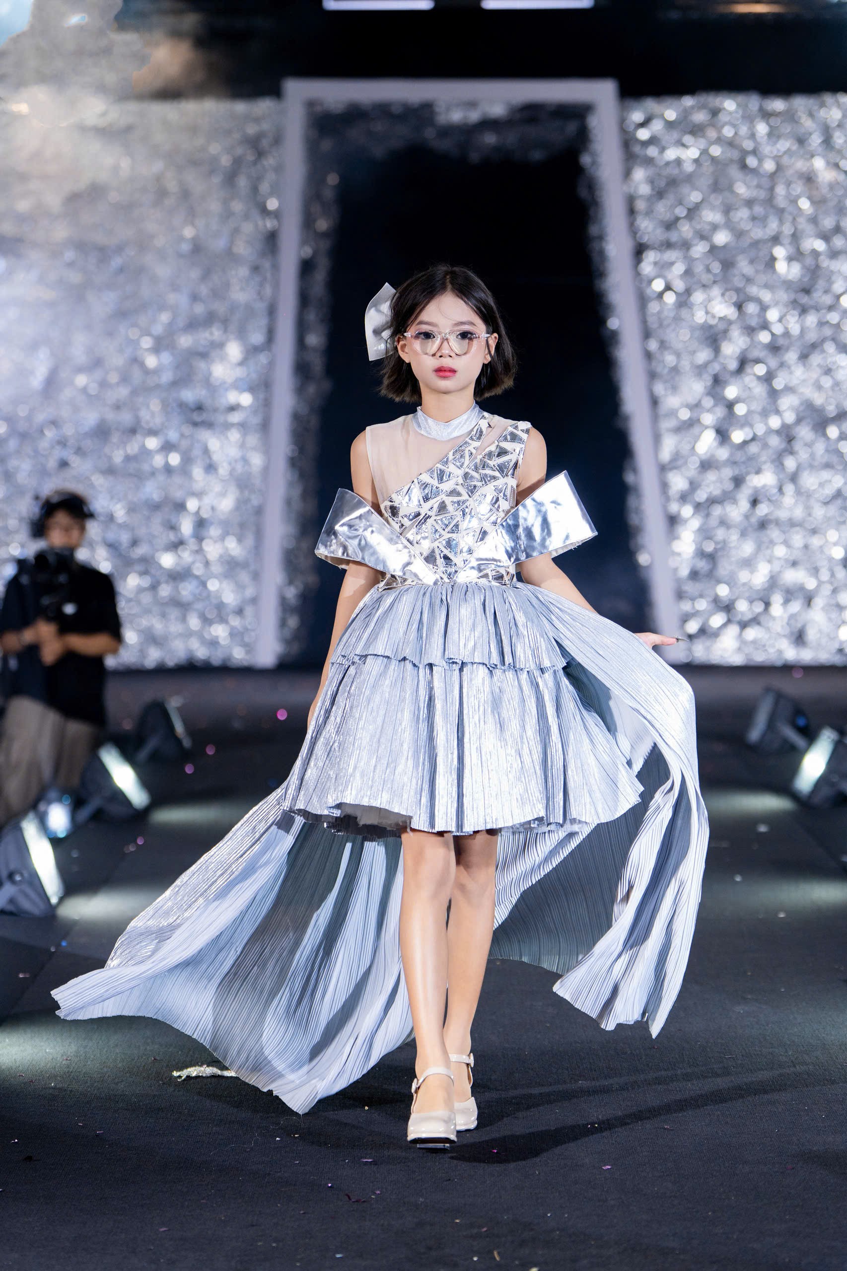 CLB mẫu nhí Ban Mê Model thần thái trên sàn diễn thời trang 10 z6988402345724-d0035d06c17374e58caed5a25c0fc787-1757303345.jpg