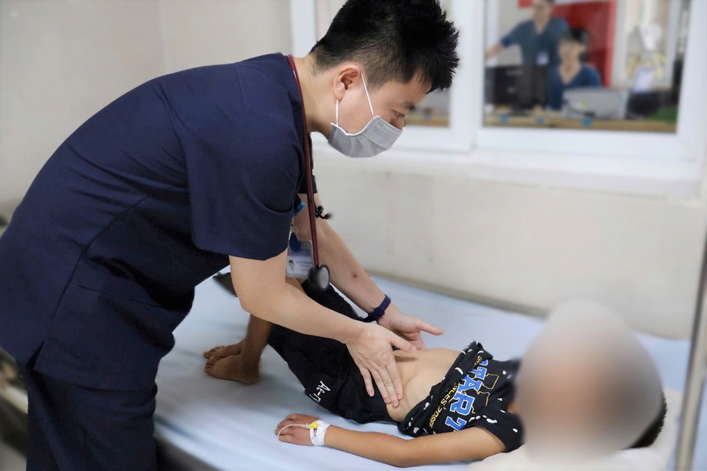 Ba em nhỏ bị ong vò vẽ tấn công, một nạn nhân 5 tuổi tử vong - 2