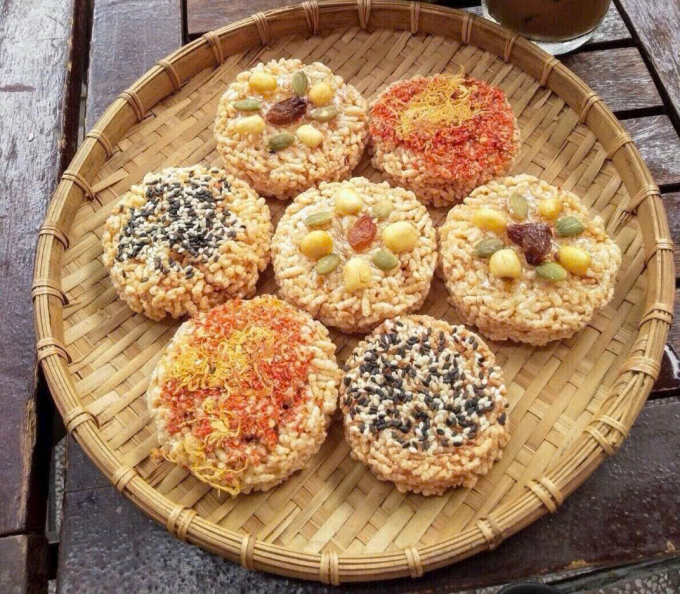 Sản phẩm cơm cháy kết hợp hạt sen của chị Kiều, tận dụng nguồn nguyên lại tại địa phương. Ảnh: Nguyễn Khánh