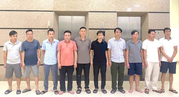 Mạnh Gỗ (áo đen) và các nghi can vụ buôn gỗ lậu.  Ảnh: Lam Sơn