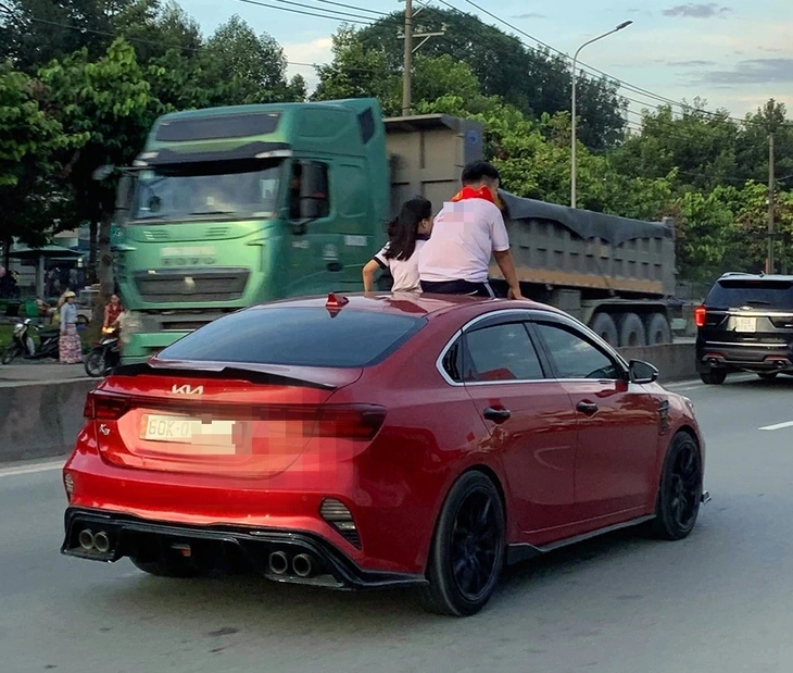 cửa sổ trời - Ảnh 2.