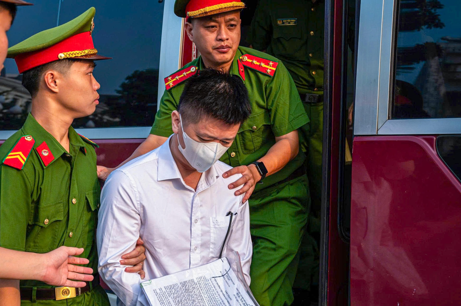 Cựu Phó Chủ nhiệm Văn phòng Quốc hội Phạm Thái Hà cùng nhiều bị cáo tới tòa - 5 Cựu Phó Chủ nhiệm Văn phòng Quốc hội Phạm Thái Hà cùng nhiều bị cáo tới tòa - 5