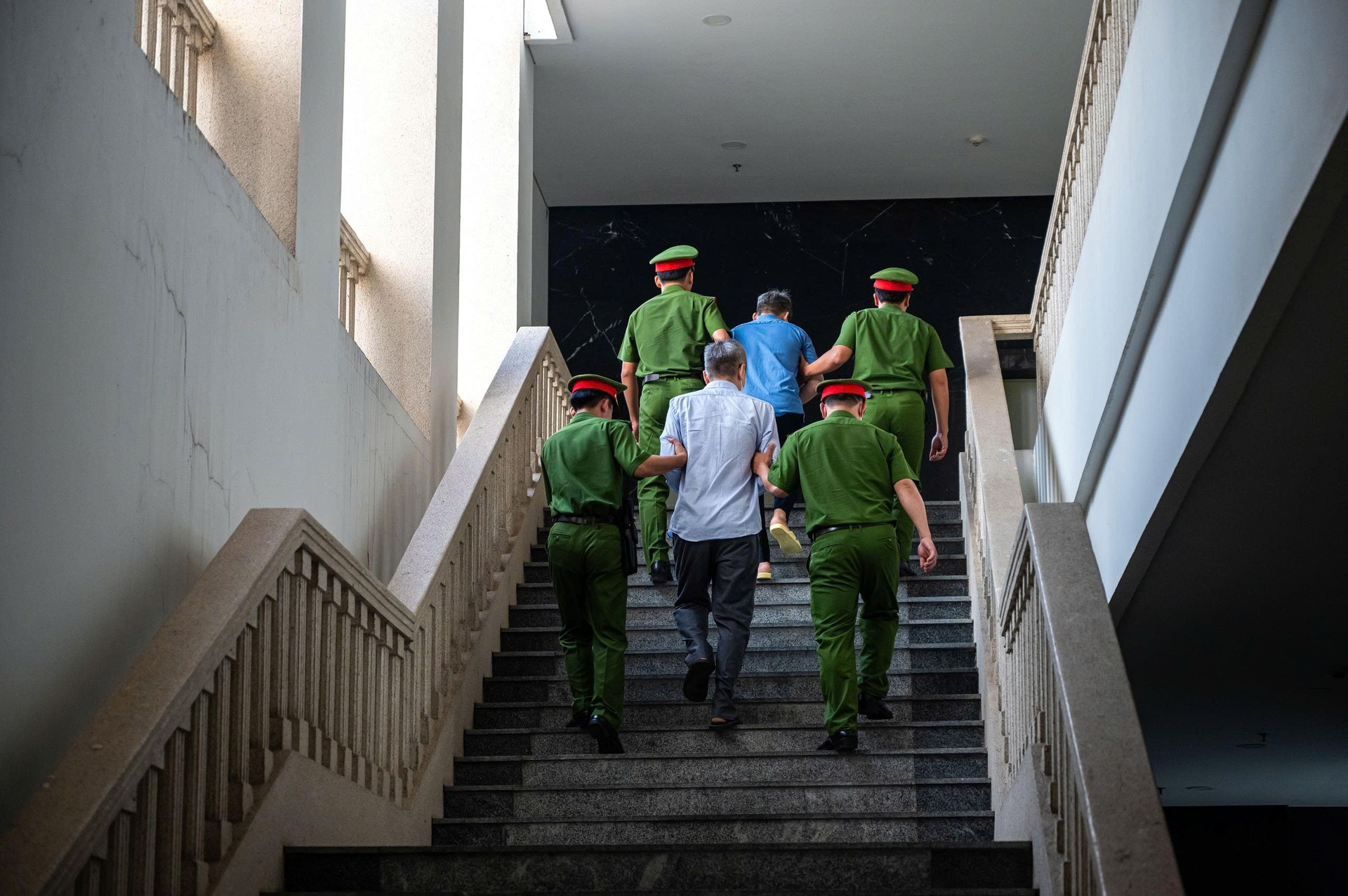 Cựu Phó Chủ nhiệm Văn phòng Quốc hội Phạm Thái Hà cùng nhiều bị cáo tới tòa - 10 Cựu Phó Chủ nhiệm Văn phòng Quốc hội Phạm Thái Hà cùng nhiều bị cáo tới tòa - 10