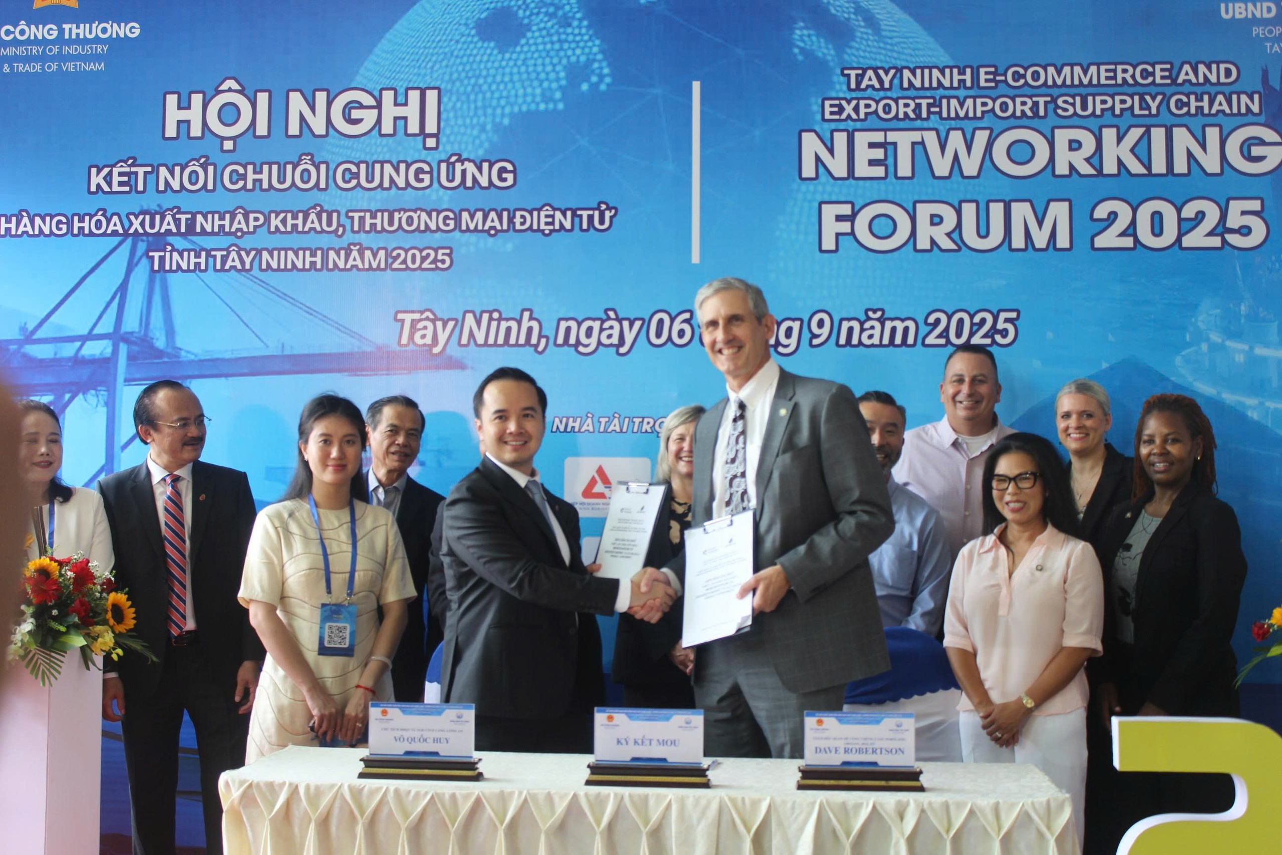 Bí thư Tỉnh ủy Tây Ninh phát biểu cam kết tại một hội nghị quan trọng- Ảnh 3. Bí thư Tỉnh ủy Tây Ninh phát biểu cam kết tại một hội nghị quan trọng- Ảnh 3.