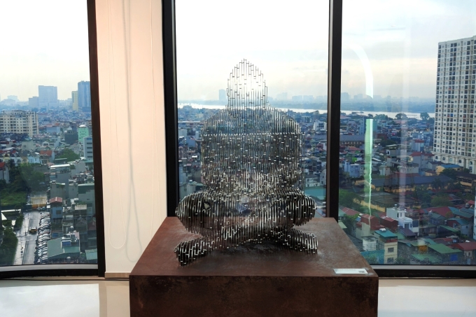 Tượng Satoshi có hiệu ứng tan biến, biến mất khi quan sát trực diện. Ảnh: Trọng Đạt