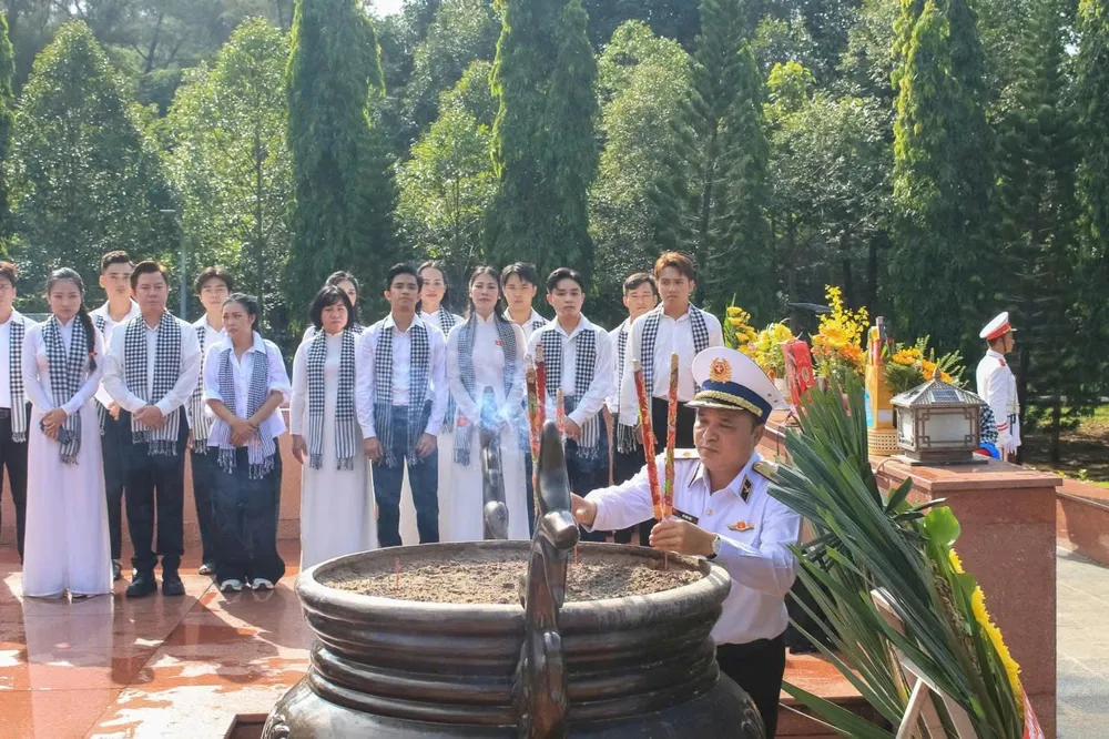 Đoàn do Chuẩn Đô đốc Đỗ Văn Yên, Phó Chính ủy Bộ Tư lệnh Hải quân, thắp hương tại Nghĩa trang Hàng Dương. Ảnh: HD IMG_1757390847798_1757412640435.jpg