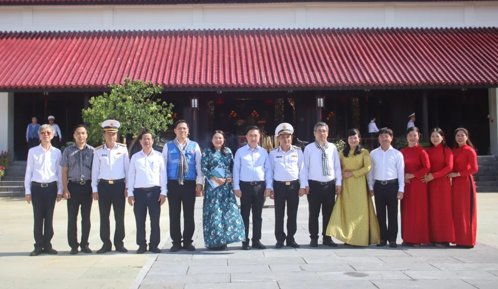 Các đại biểu chụp ảnh lưu niệm tại Nghĩa trang Hàng Dương. Ảnh: HD IMG_1430.JPG