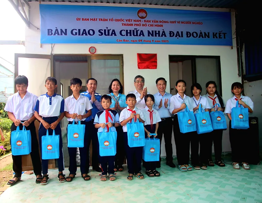 Lãnh đạo TP.HCM trao tặng quà cho học sinh nghèo vượt khó ở Côn Đảo. Ảnh: HD IMG_1509.JPG