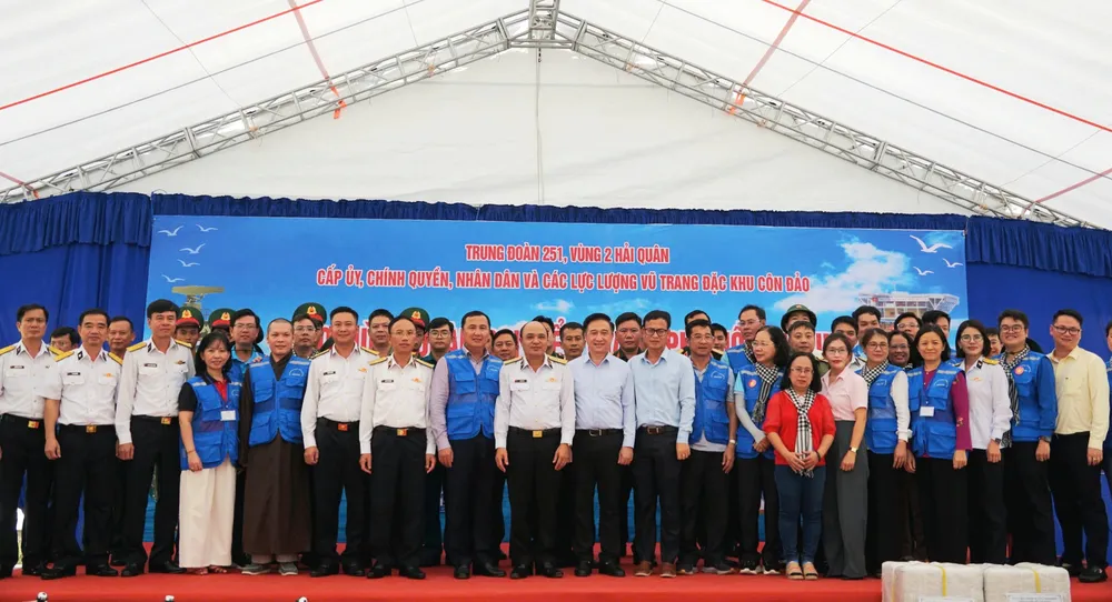 Các đại biểu tham gia buổi lễ trao tặng quà Trạm Radar 590. Ảnh: HD 1000077011.jpg